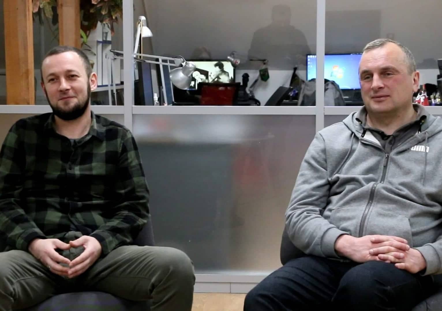 5 чому: Строкова і контрактна служба